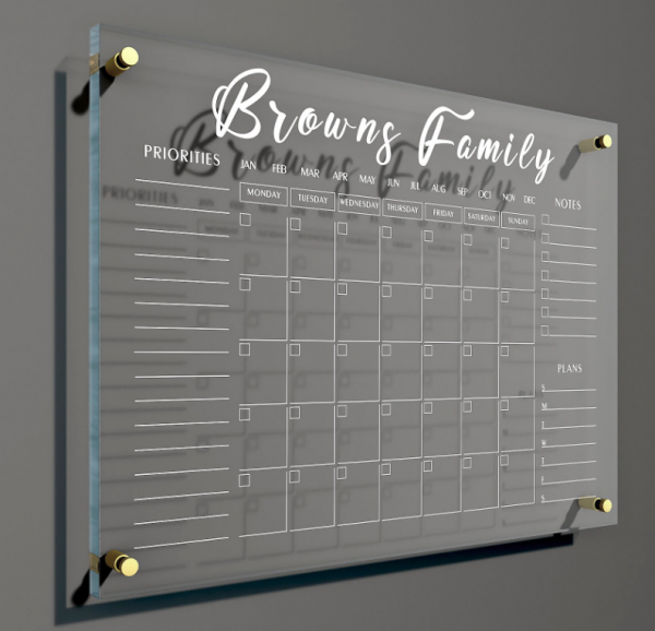 Kalender dinding berbahan kaca dengan aksen tembaga